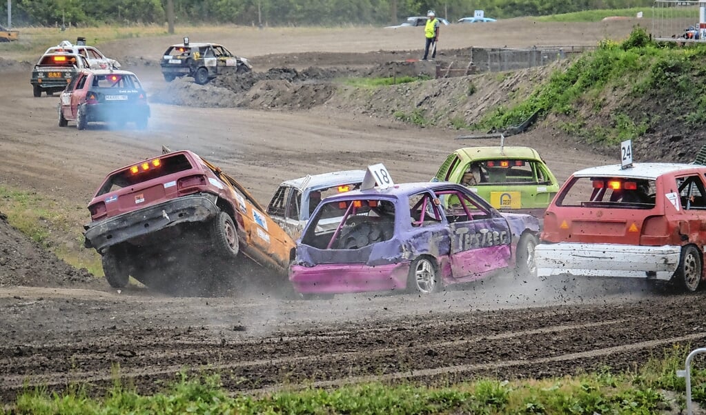 De autocross staat garant voor spektakel.
