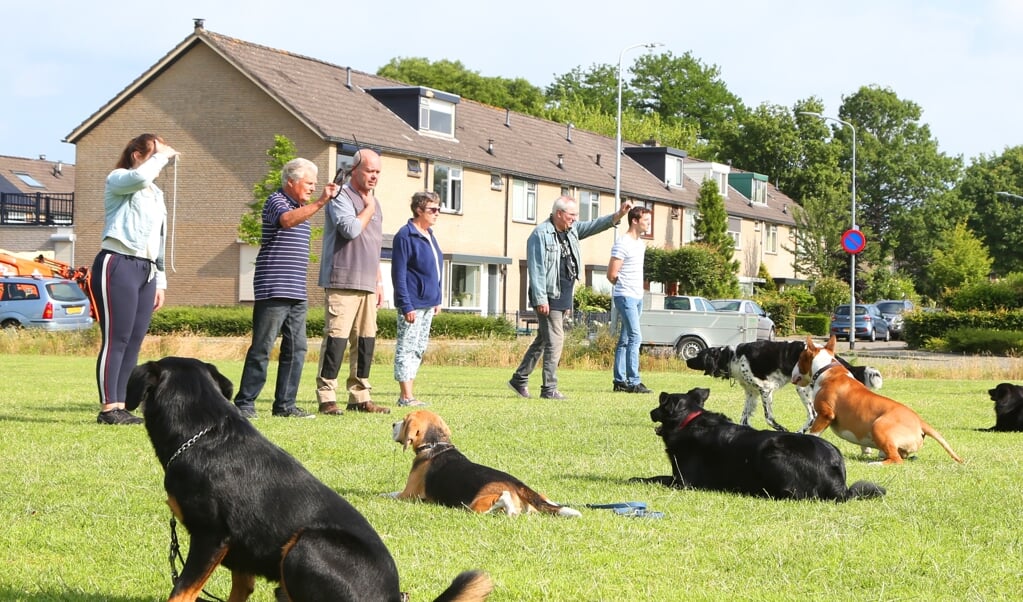 Ruim 27 jaar lang stonden ze bijna elke zaterdagochtend op het Knollenveld: de trainers van Stichting Hondenschool Voorthuizen