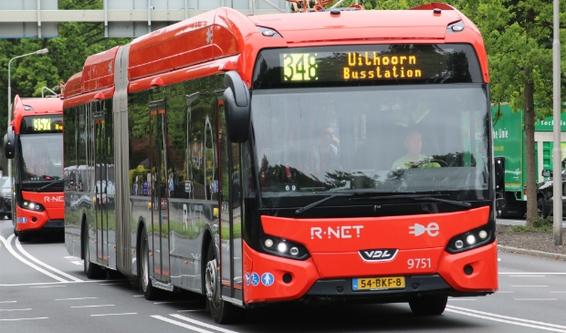 <p>Bussen van de lijnen 348 en 357 op de Keizer Karelweg.</p>