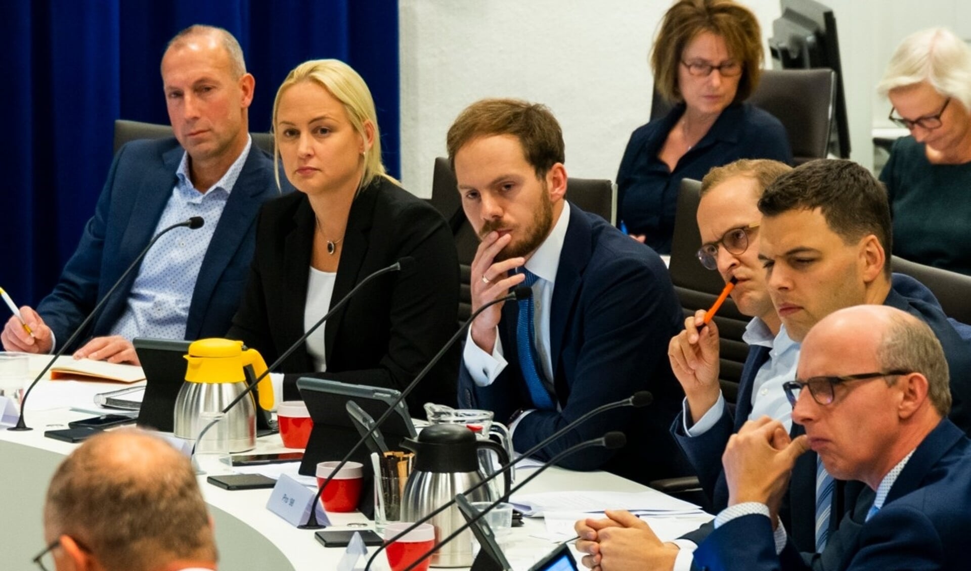 Theo Bos (VVD, links) en Mijntje Pluimers (LB, naast hem) wilden niet achter gesloten deuren vergaderen over bezuinigingen.