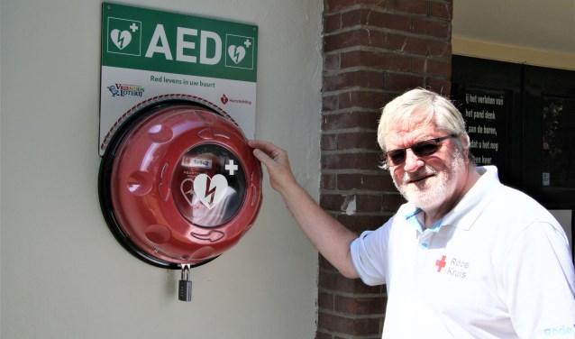 Rode Kruis-man Dick van Rooijen bij een buiten-AED.