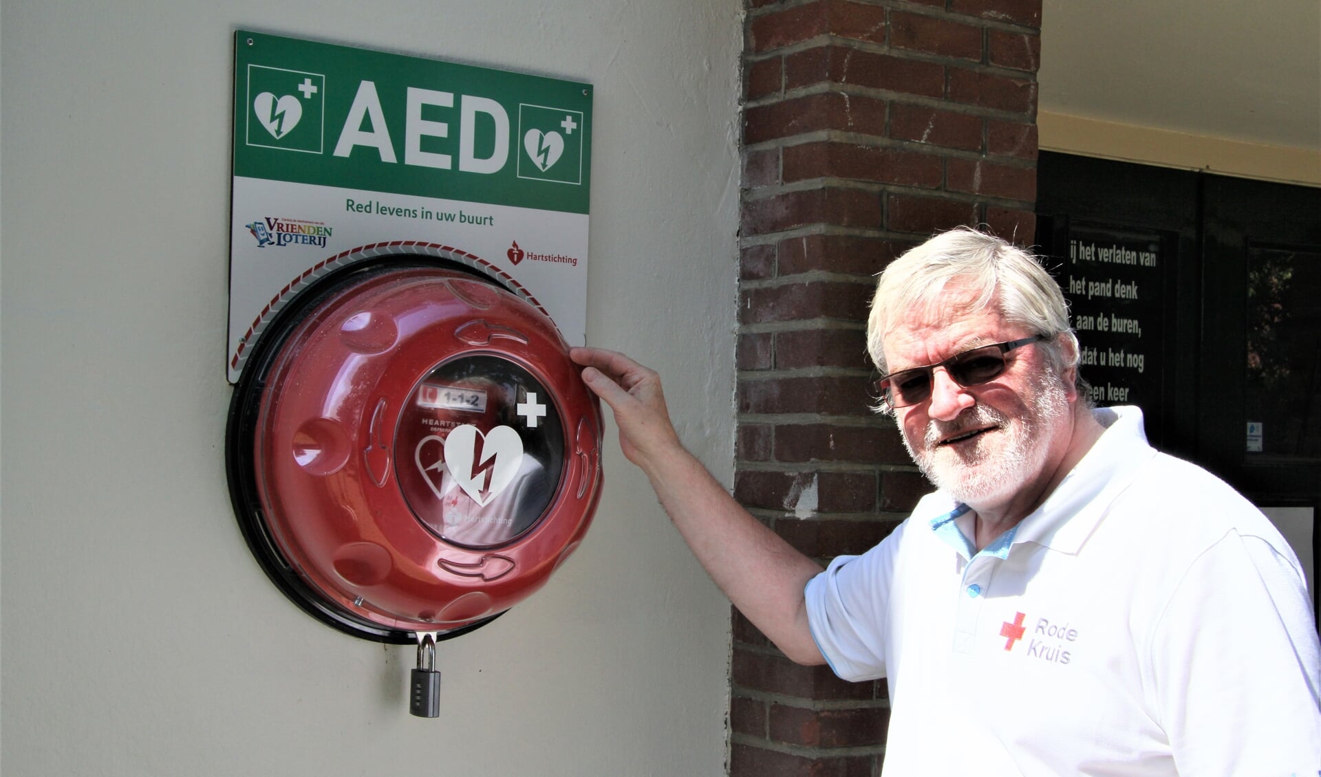 Rode Kruis-man Dick van Rooijen bij een buiten-AED.