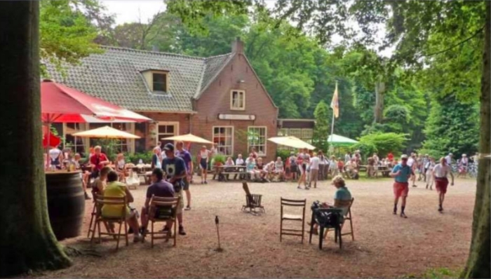 Het Berghuis op een mooie dag.