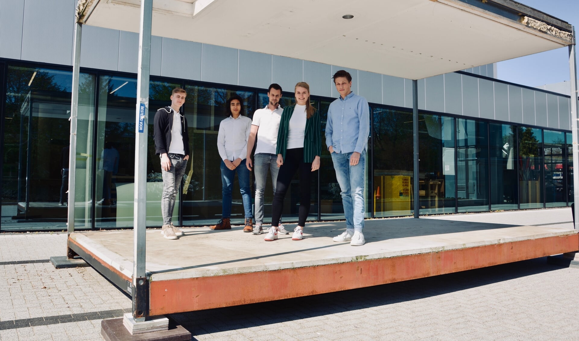 Het studententeam Moveable Student van de Bouwkunde opleiding van het Technova College vlnr: Gideon, Chiron, Jurre, Linde en Noud