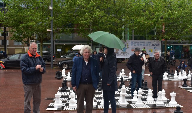 Vanwege de weersomstandigheden kon het schaakevenement niet voortgezet worden op het Stadsplein.