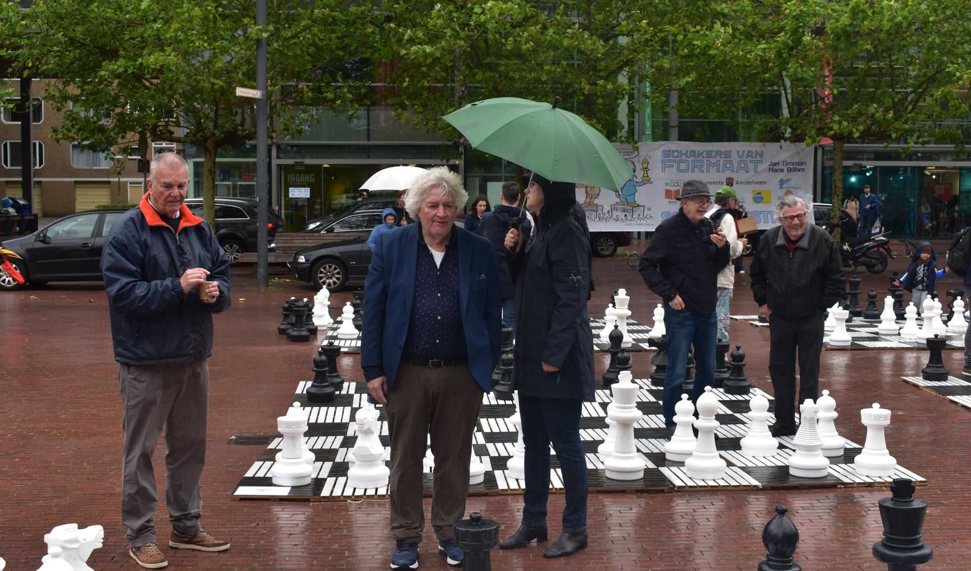 Vanwege de weersomstandigheden kon het schaakevenement niet voortgezet worden op het Stadsplein.