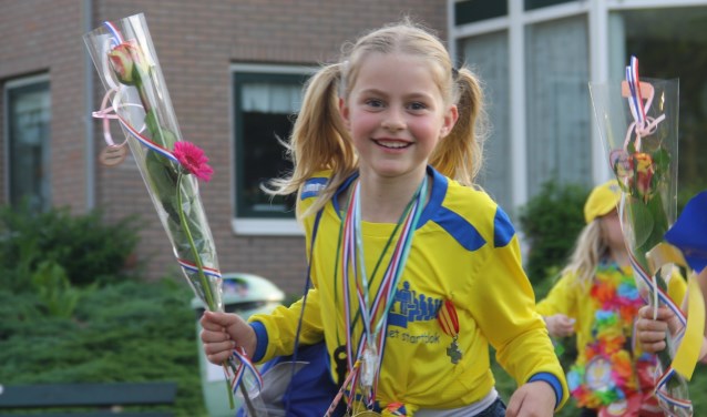 Volop bloemen en lekkernijtjes bij de intocht.