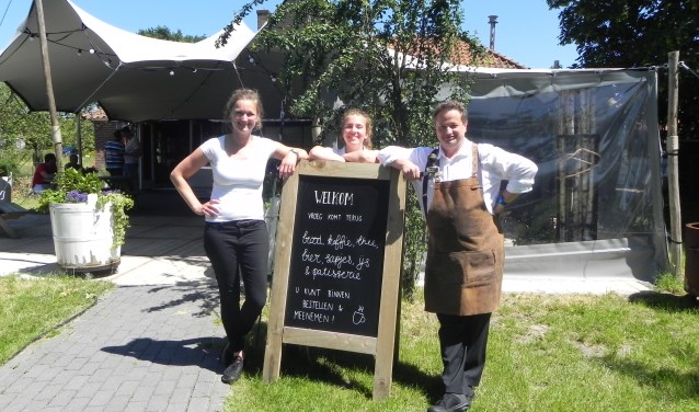 Laura, Femke en Reinhard zijn blij dat Vroeg gedeeltelijk weer is opengesteld en zij de mensen weer van dienst kunnen zijn.