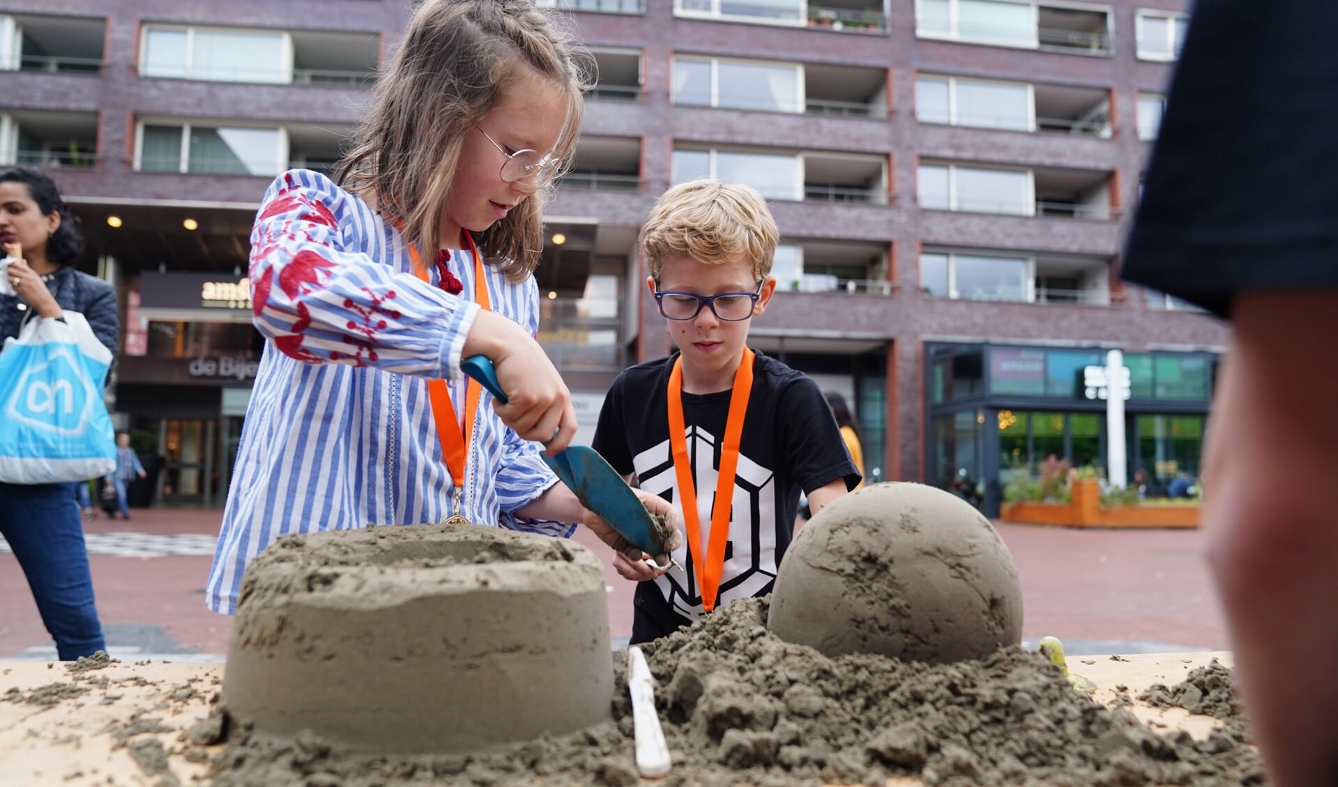 Succesvol bouwen is vooral een kwestie van samenwerken, laten deze kinderen zien. 