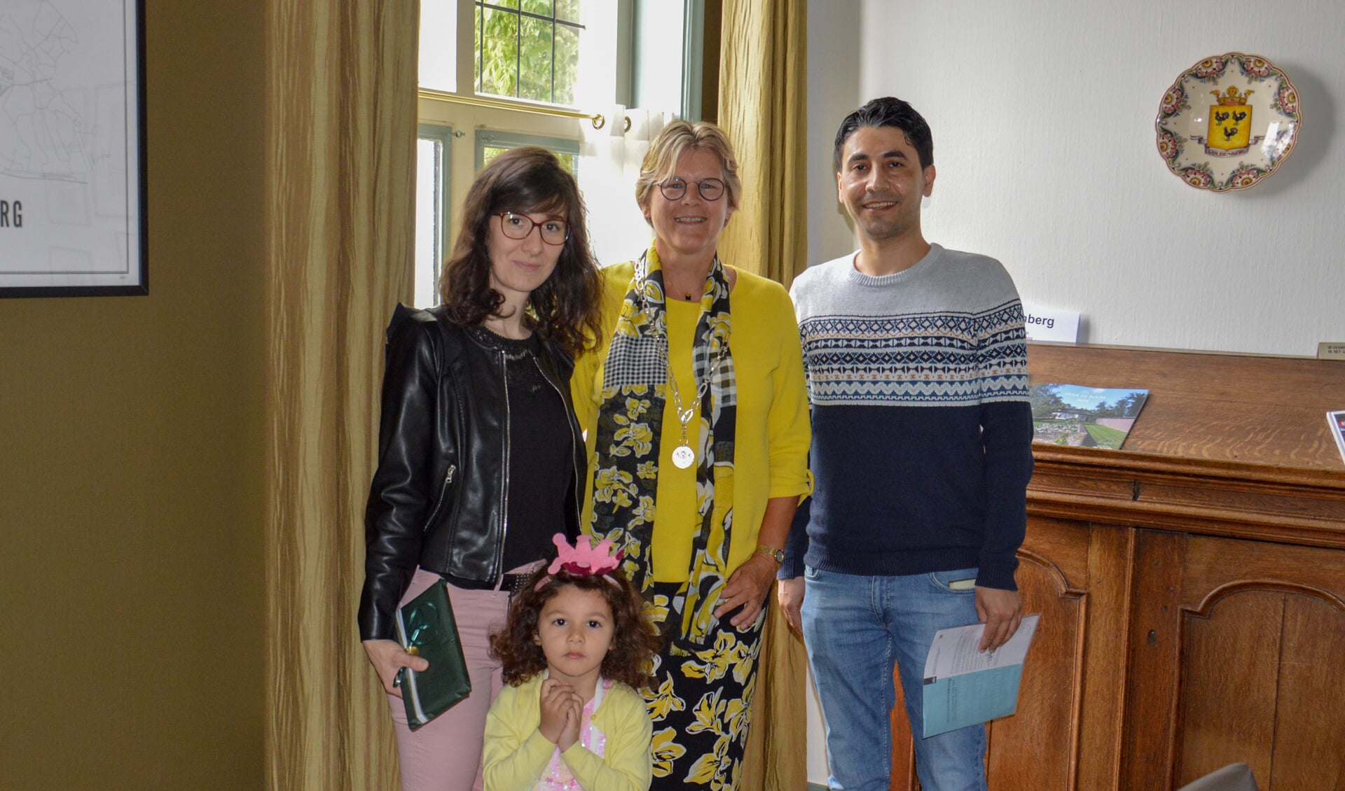 Burgemeester Titia Cnossen met twee nieuwe Nederlanders: Shadi Hamdan en diens dochter Yana.