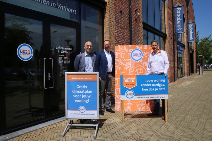 v.l.n.r. sprekers Jeroen de Boer (Gemeente Amersfoort), Dick van Rhee (Rabobank Amersfoort Eemland) en Arjan Bijman (Klimaatmissie Nederland) voor het op 5 juli te openen belevingscentrum