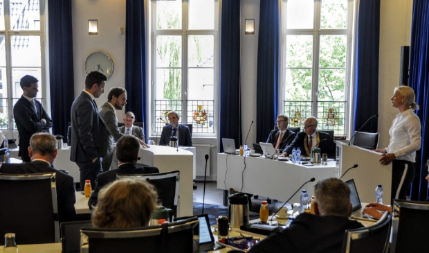 Lukas Scheijgrond (links, CU), Frank van der Lubbe (midden, Pro'98) en Daan de Vries (CDA) in debat met Mijntje Pluimers (LB).