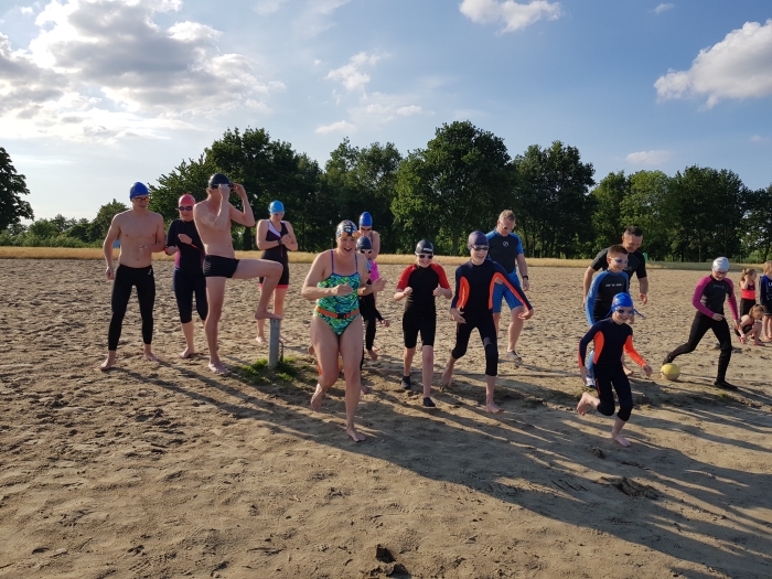 Deelnemende Minioren DWK elfstedenzwemtocht met begeleiders