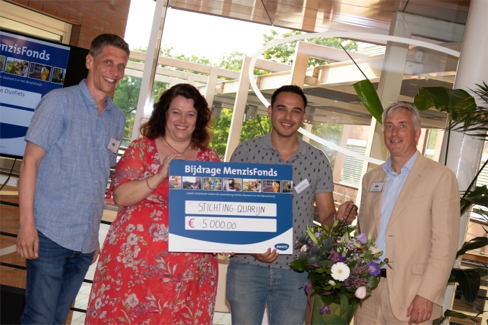 Directeur Commercie Gijs Rotteveel en de Ledenraadsleden reikten de cheque uit aan leefpleziercoach Christine van der Male, beweegagoog Martin Falkenberg
