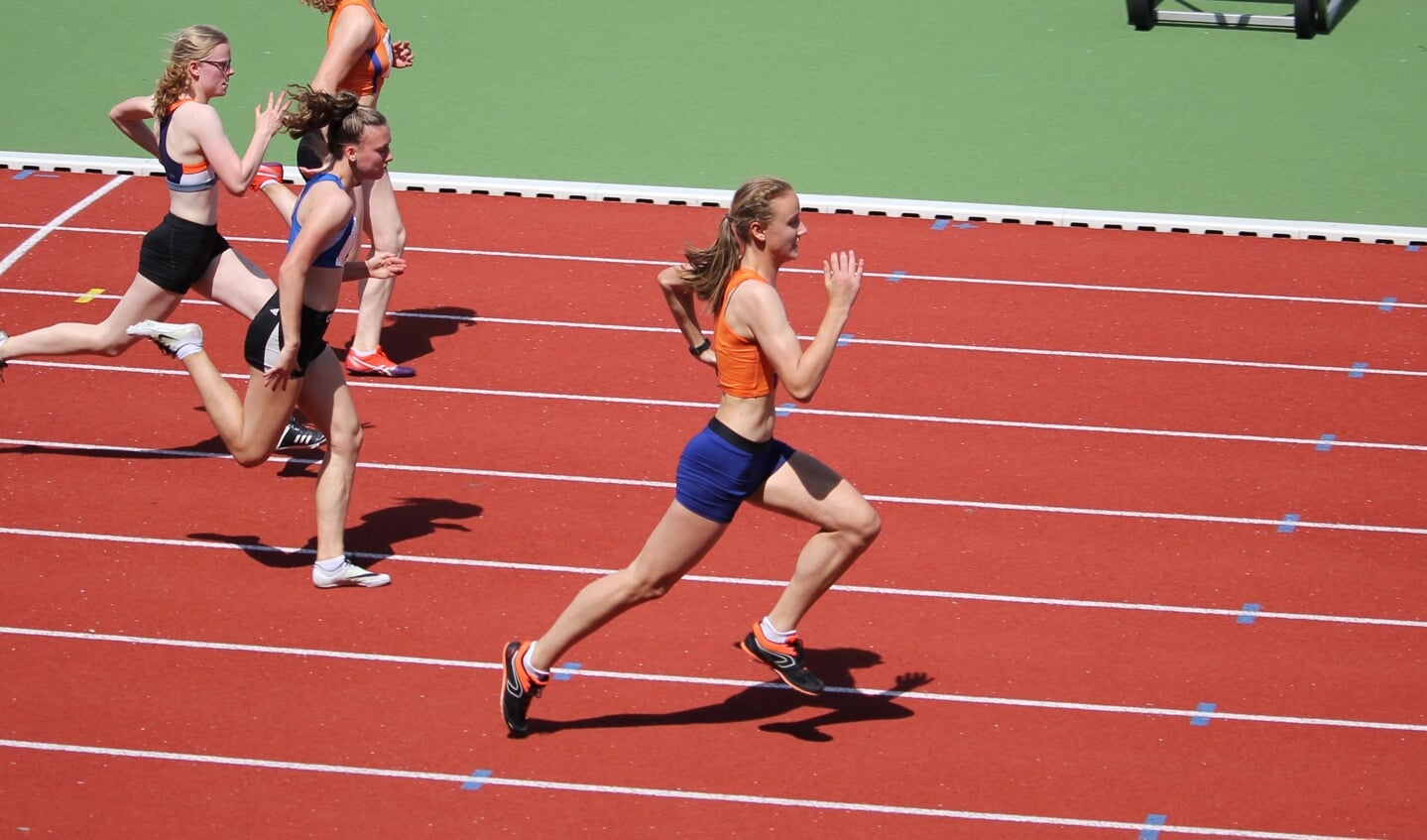Evelyn Navarro wint de 80 meter sprint bij de Gelders-Overijsselse kampioenschappen.