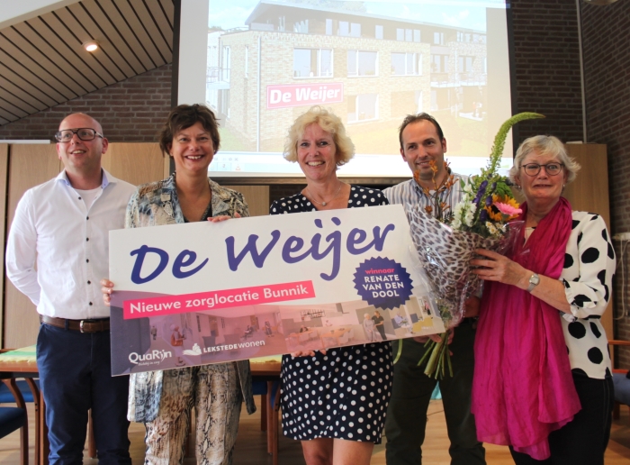 Van links naar rechts Gerben van Ballegooijen (LEKSTEDEwonen), Erika Spil (locoburgemeester), Renate van den Dool (winnaar), Michiel Moes (QuaRijn) en Cecile aan de Stegge (Stichting Vitaal Kleinschalig Wonen).