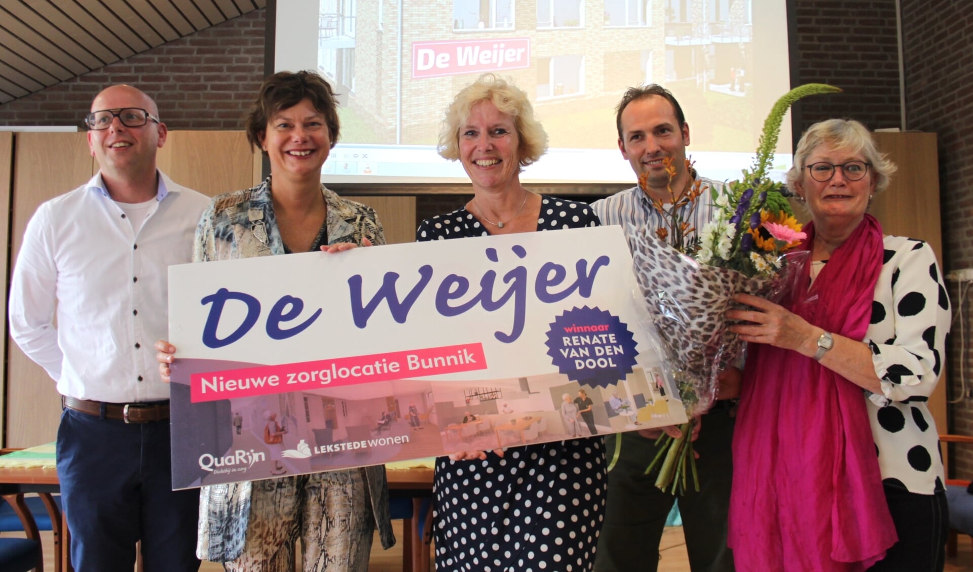 Van links naar rechts Gerben van Ballegooijen (LEKSTEDEwonen), Erika Spil (locoburgemeester), Renate van den Dool (winnaar), Michiel Moes (QuaRijn) en Cecile aan de Stegge (Stichting Vitaal Kleinschalig Wonen).