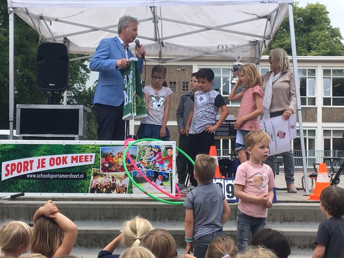 Wethouder Buijtelaar reikt de prijs uit aan enkele leerlingen van de Joost van den Vondelschool