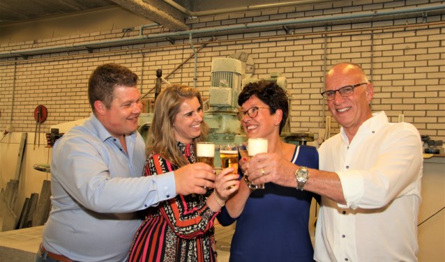 Bas, Ilse, Janet en Frans toosten in de werkplaats op de toekomst.
