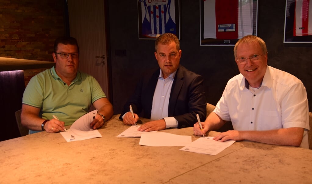 Trainer Cesco Agterberg tekent zijn 2-jarig contract in het bijzijn van secretaris Dimri Bruggeman (l) en voorzitter Albert de Bruin. 