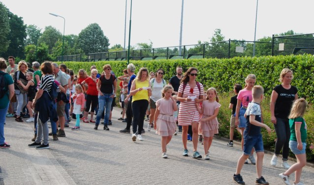 Avondvierdaagse-wandelaars vertrekken bij de sporthal.