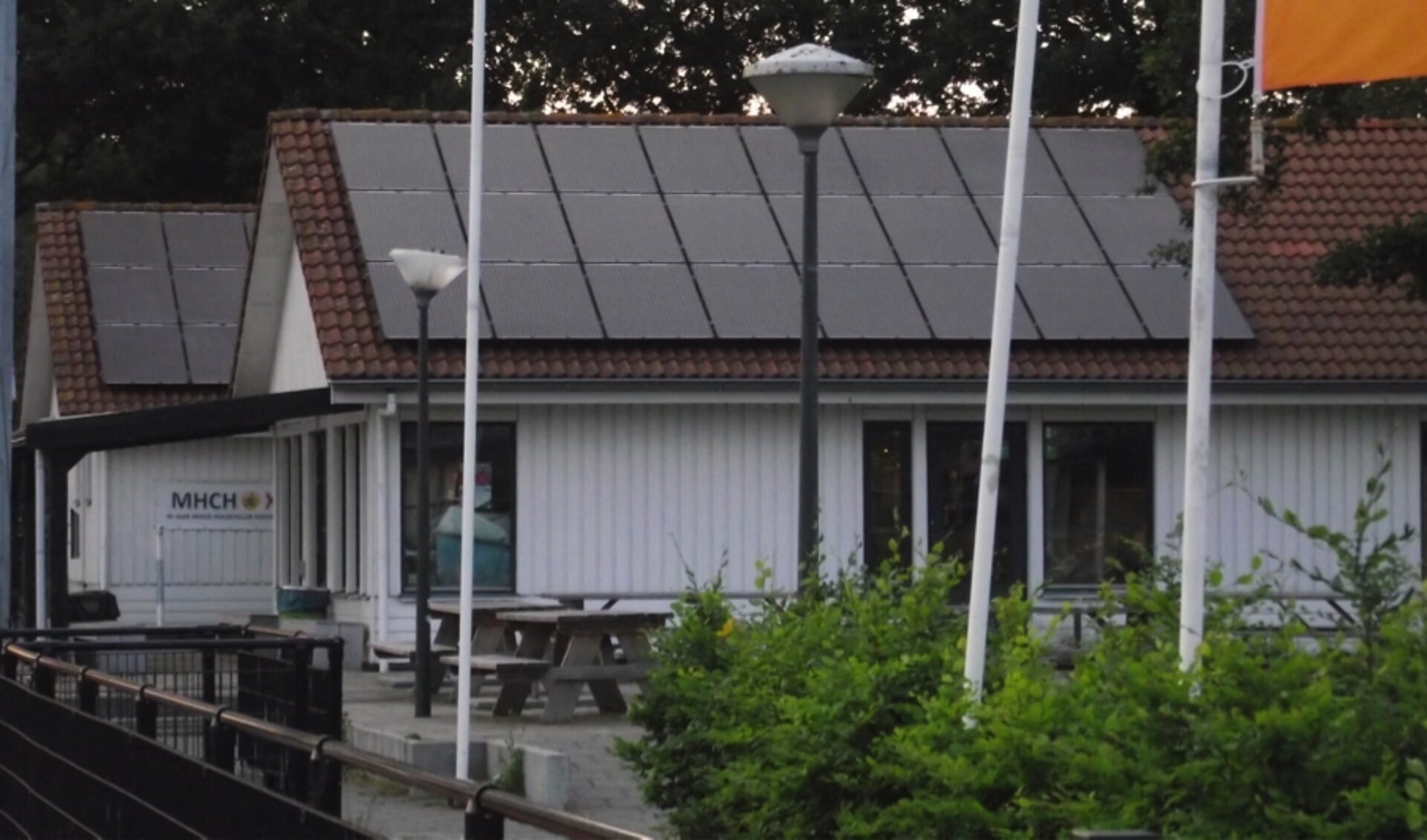 60 zonnepanelen op het dak van clubhuis MHC Hoevelaken