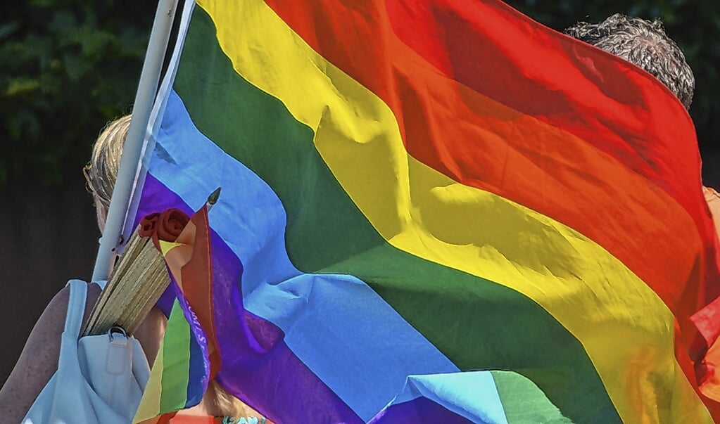 De regenboogvlag, die symbool staat voor seksuele diversiteit, wappert niet meer elke dag voor het raadhuis