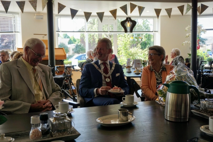 Burgermeester feliciteert echtpaar Breedijk