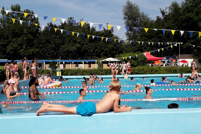 Een feestelijk versierd Amstelbad tijdens de zwemvierdaagse 2019