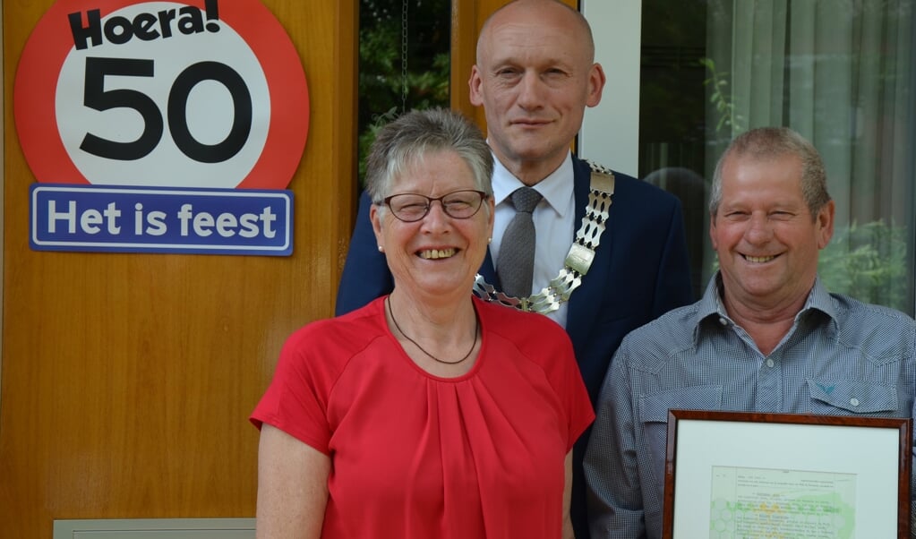 Loco-burgemeester Hans Marchal feliciteert Bertha en Aris Hardeman