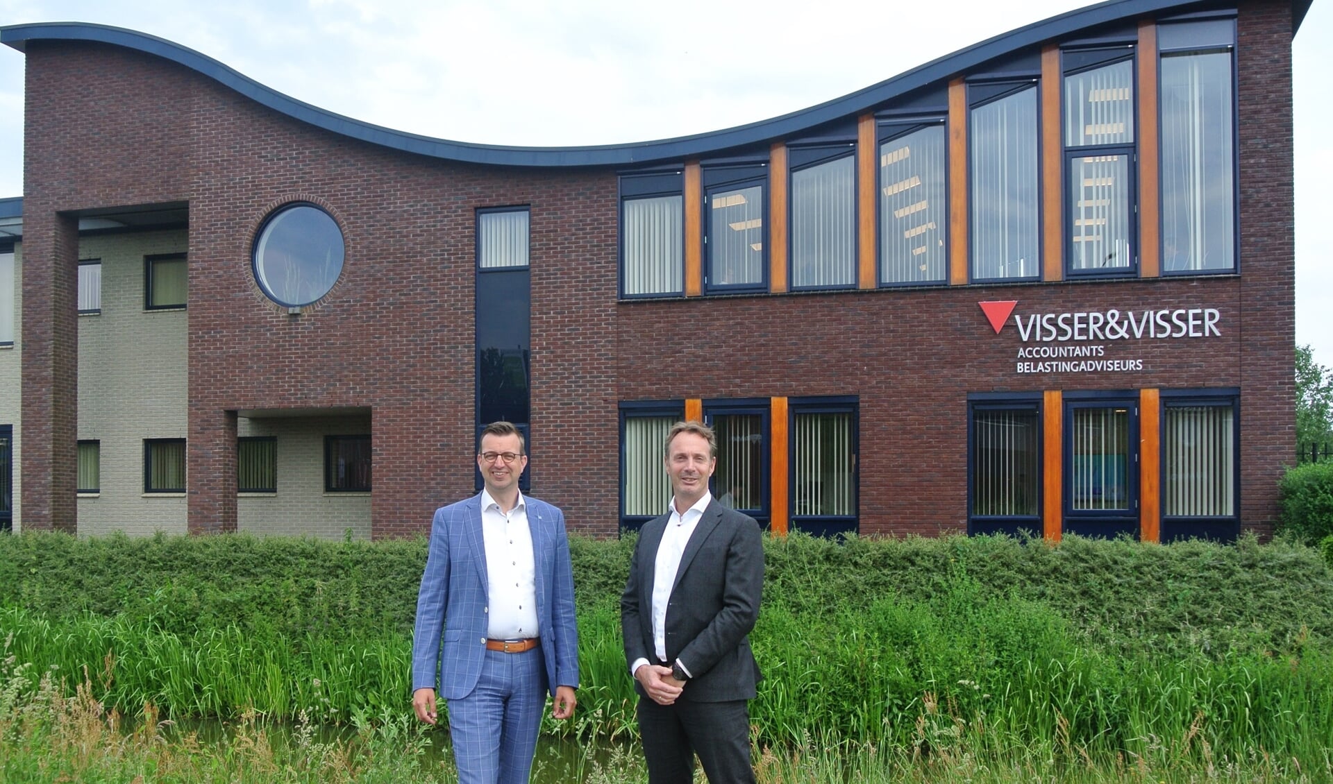 Jaap van Beek (links) en Han Brandsen bij de Barneveldse vestiging van Visser & Visser.