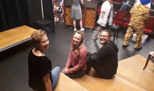 Sandra, Daphne en Marjan (vlnr) komen elke woensdag naar theater 't Pand voor een 'gezellig avondje uit met vrienden'.