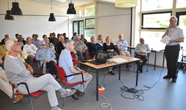 René van Hal van de Historische Vereniging Soest diepte voor zijn Soesterbergse gehoor uit het verleden van het dorp.