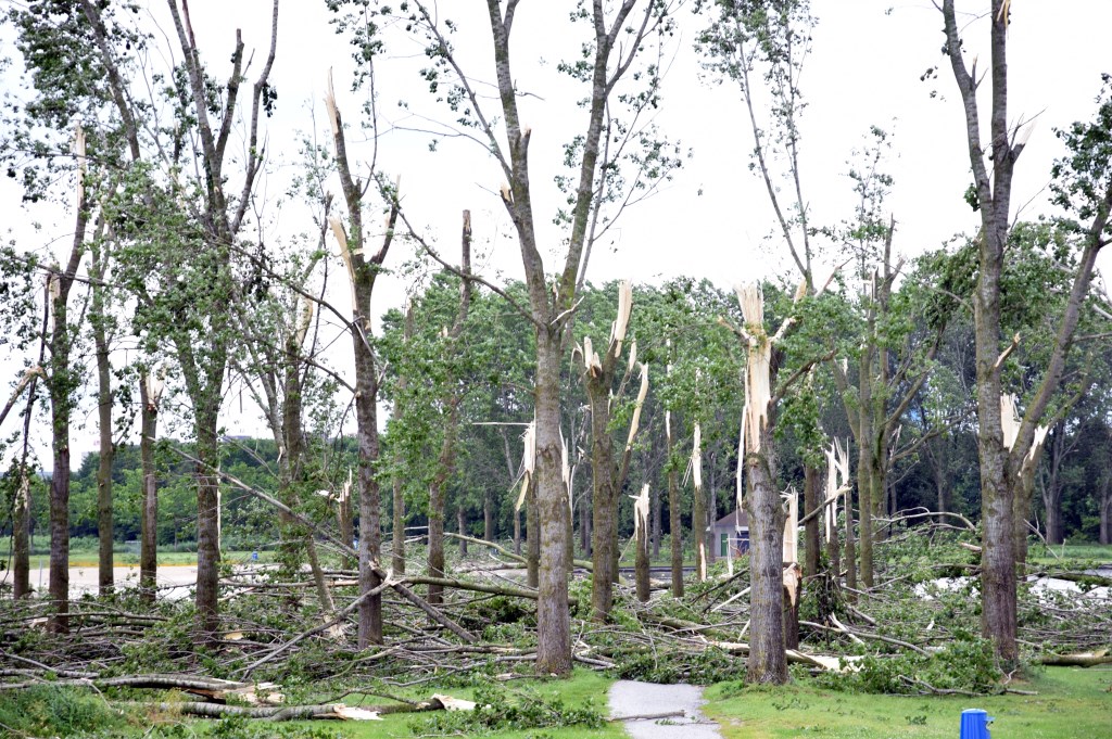 Veel geknakte bomen bij de Ouderkerkerplas.