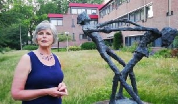 Winny Toersen (De Liberalen) bij het kunstwerk van Jits Bakker