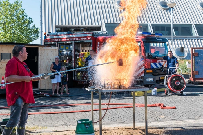 Vet NIET blussen met water !
