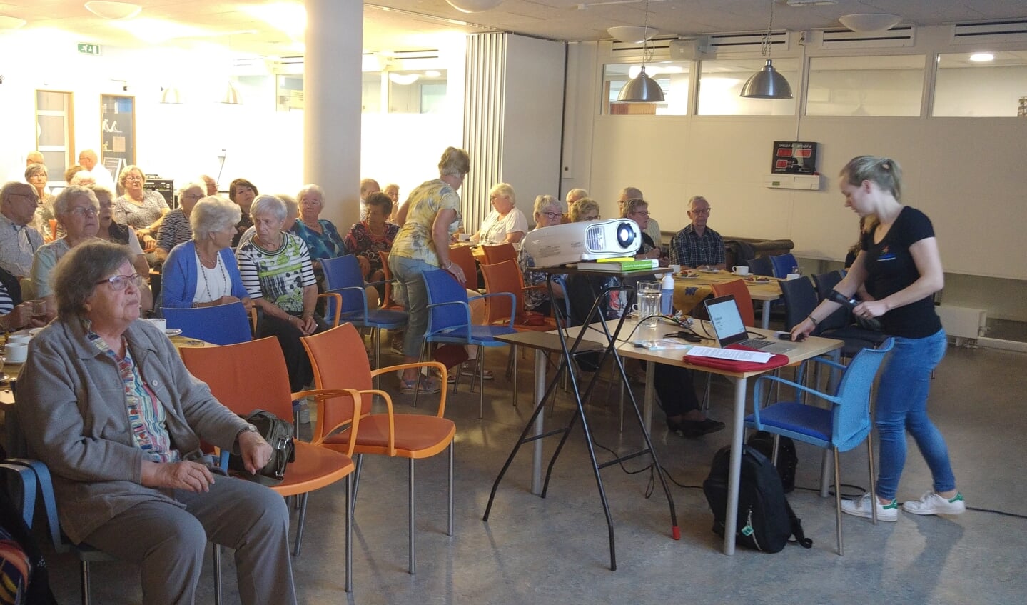 Aandachtig publiek bij de lezingen van Fysio Geeresteingroep bij Senioren Belangen
