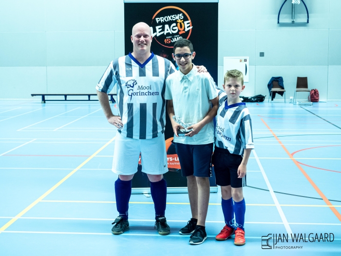 Voorzitter Michiel van Zanten (Proxsys League) met prijswinnaar Hicham van The Mall Gorinchem (Beste keeper )