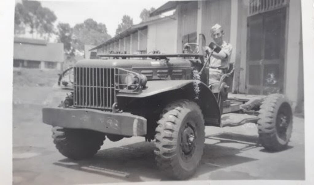 Hendrik Fockens, inmiddels 94, in een jeep van de Landmacht.
