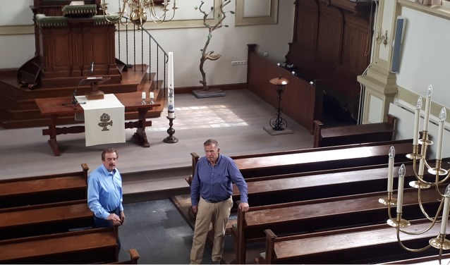 Jaap van ’t Hoog (links) en Dick Veldhuizen voor het nieuwe podium dat vanaf het balkon bij het orgel goed zichtbaar is.