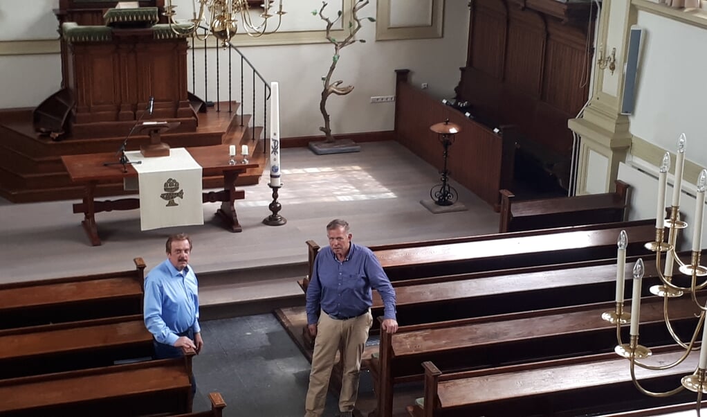 Jaap van ’t Hoog (links) en Dick Veldhuizen voor het nieuwe podium dat vanaf het balkon bij het orgel goed zichtbaar is.