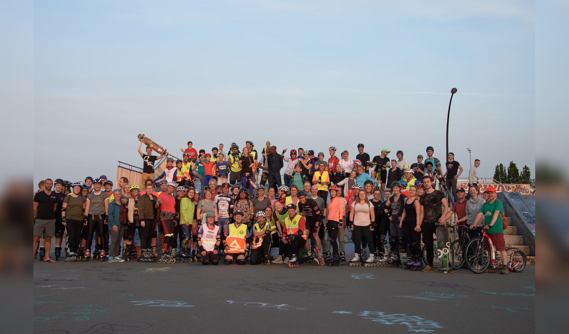 Tijdens de pauze op Skatepark Vathorst werd een groepsfoto gemaakt.