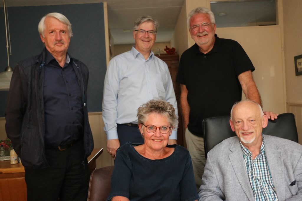 Vlnr, staand: Geert Moorman (secretaris), Bart Klein (penningmeester), Gé Hijlkema (hand en spandiensten), zittend: Jellie Hijlkema (adjunct) en Karel de Krijger (voorzitter).