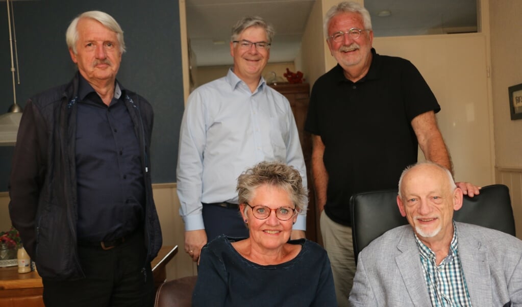 Vlnr, staand: Geert Moorman (secretaris), Bart Klein (penningmeester), Gé Hijlkema (hand en spandiensten), zittend: Jellie Hijlkema (adjunct) en Karel de Krijger (voorzitter).