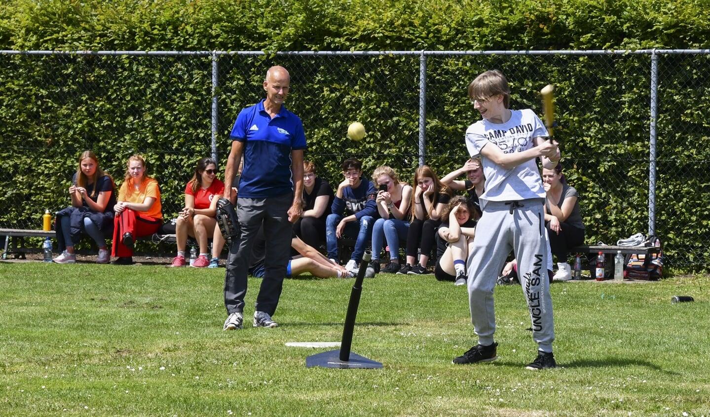 De Duitsers softballen op het Griftland College. De dit jaar overleden oud-docent Ruud ten Kleij introduceerde ooit deze sport bij hen in 'Soost´.
