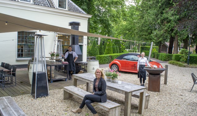 ,,Salentein Catering Company levert professioneel (koks en bedienend) personeel'', vertelt Miranda Kieft (voorgrond).