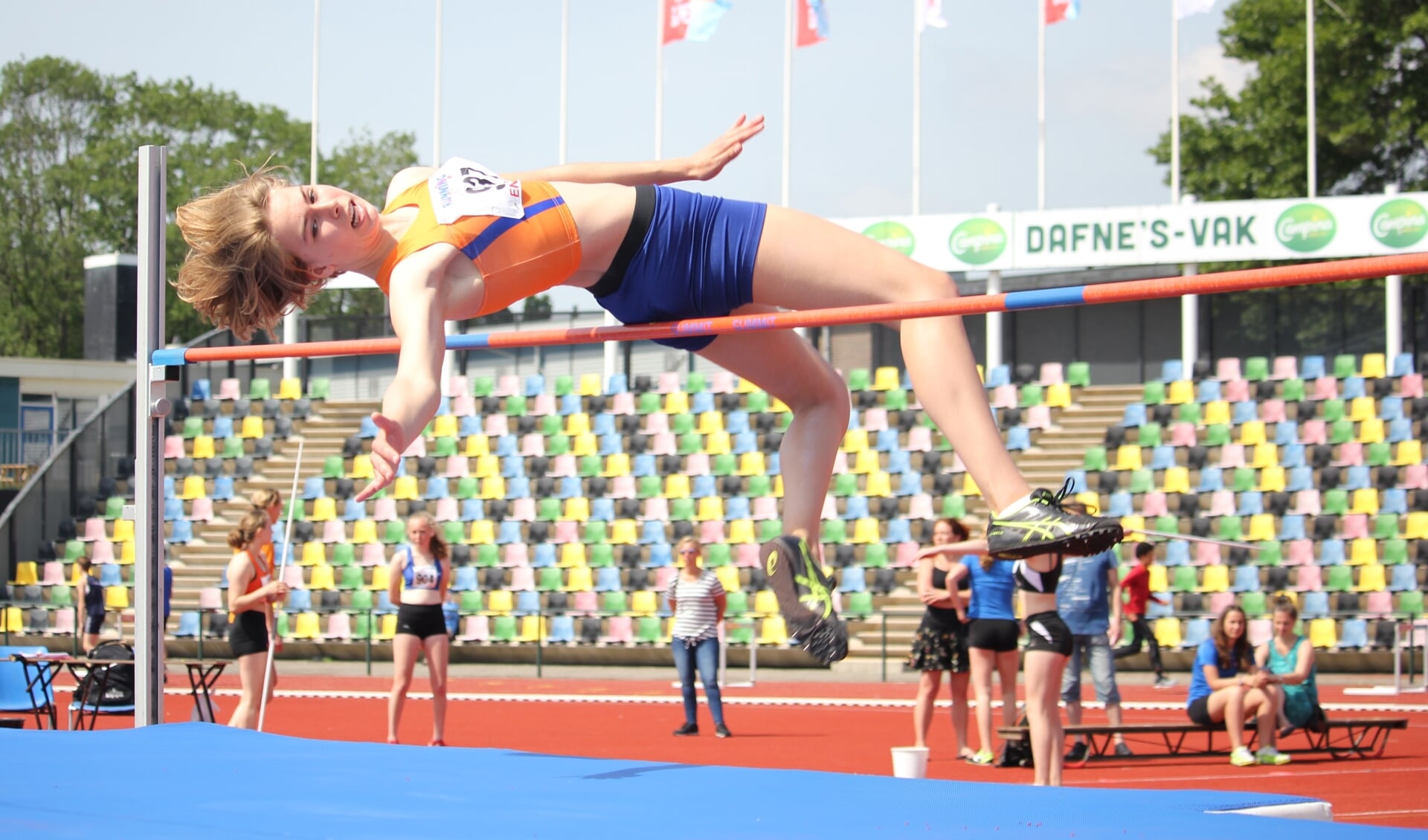 Dorine van Leeuwen bedwingt de winnende hoogte van 1.62 meter.