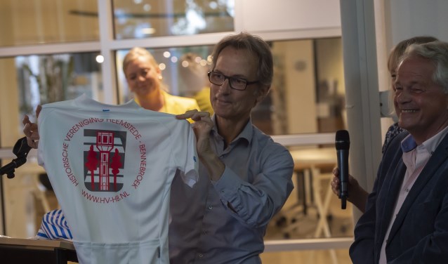 Jaap Verschoor ontvangt als afscheidscadeau een fietsshirt met het logo van de HVHB