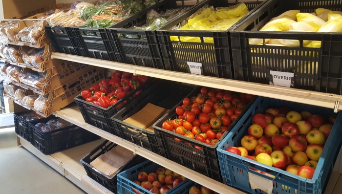 Producten in de schappen bij de voedselbank.