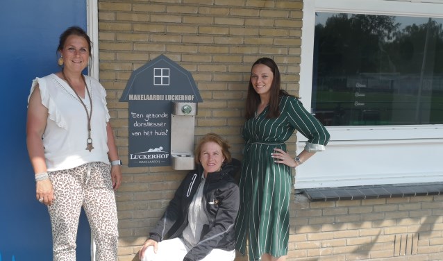 Truus (l), Simonetta (m) en Rosanne bij het watertappunt van DVSA.